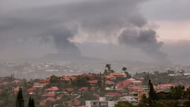 Des fumées dans les alentours de Nouméa après les émeutes le 15 mai 2024, en Nouvelle-Calédonie. 