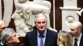 Le Premier ministre Michel Barnier assiste au débat précédant les votes de défiance contre son administration à l'Assemblée nationale à Paris, le 4 décembre 2024.
