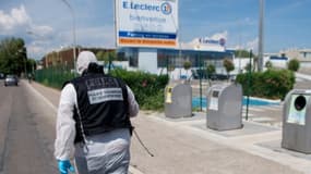 Un membre de la police technique et scientifique relève des indices devant le magasin Leclerc de la Seyne-sur-Mer après une attaque au cuttter, le 17 juin 2018 dans le Var 