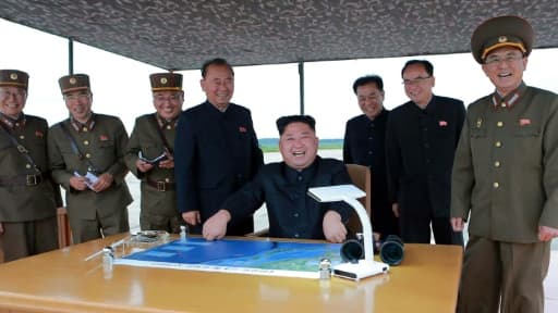 Photo fournie le 30 août 2017 par l'agence officielle nord-coréenne KCNA montrant le leader nord-coréen Kim Jong-Un observer le tir d'un missile Hwasong-12 au-dessus du Japon dans un endroit non précisé
