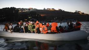 Un bateau de migrants rejoint l'île de Kos, en Grèce, le 19 août 2015.