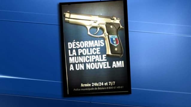 L'affiche qui a choqué présente un pistolet semi-automatique comme "le meilleur ami" de la police municipale. L'affiche qui a choqué présente un pistolet semi-automatique comme "le meilleur ami" de la police municipale.