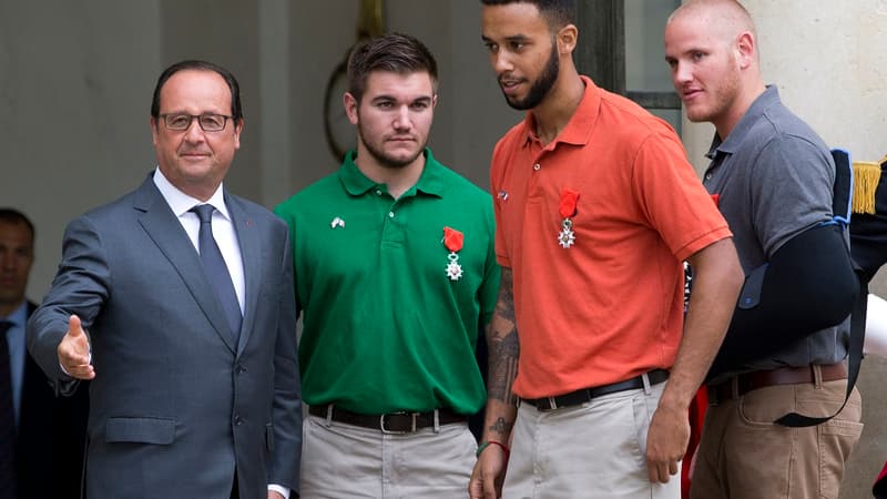 François Hollande pose avec les trois héros américains du Thalys, qui ont évité un attentat en août 2015.
