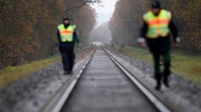 Policiers allemands inspectant la voie ferrée près du village de Dannenberg. Un convoi ferroviaire transportant des déchets radioactifs à destination de l'Allemagne a quitté vendredi le terminal ferroviaire du groupe nucléaire français Areva à Valognes (M