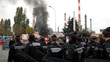 L'intervention des forces de l'ordre pour réquisitionner une raffinerie à Grandpuits (photo) au coeur de la nuit de jeudi à vendredi a illustré la détermination du gouvernement avant le vote de la réforme des retraites par le Sénat, attendu dans la soirée