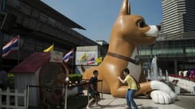 Un chien de 10 mètres représentant le personnage du film "Khun Tongdaeng: the inspirations", devant un centre commercial à Bangkok le 9 décembre 2015
