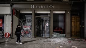 Un magasin de bijouterie vandalisé après des émeutes en lien avec la mort de Nahel, 17 ans, à Lyon, le 1er juillet 2023