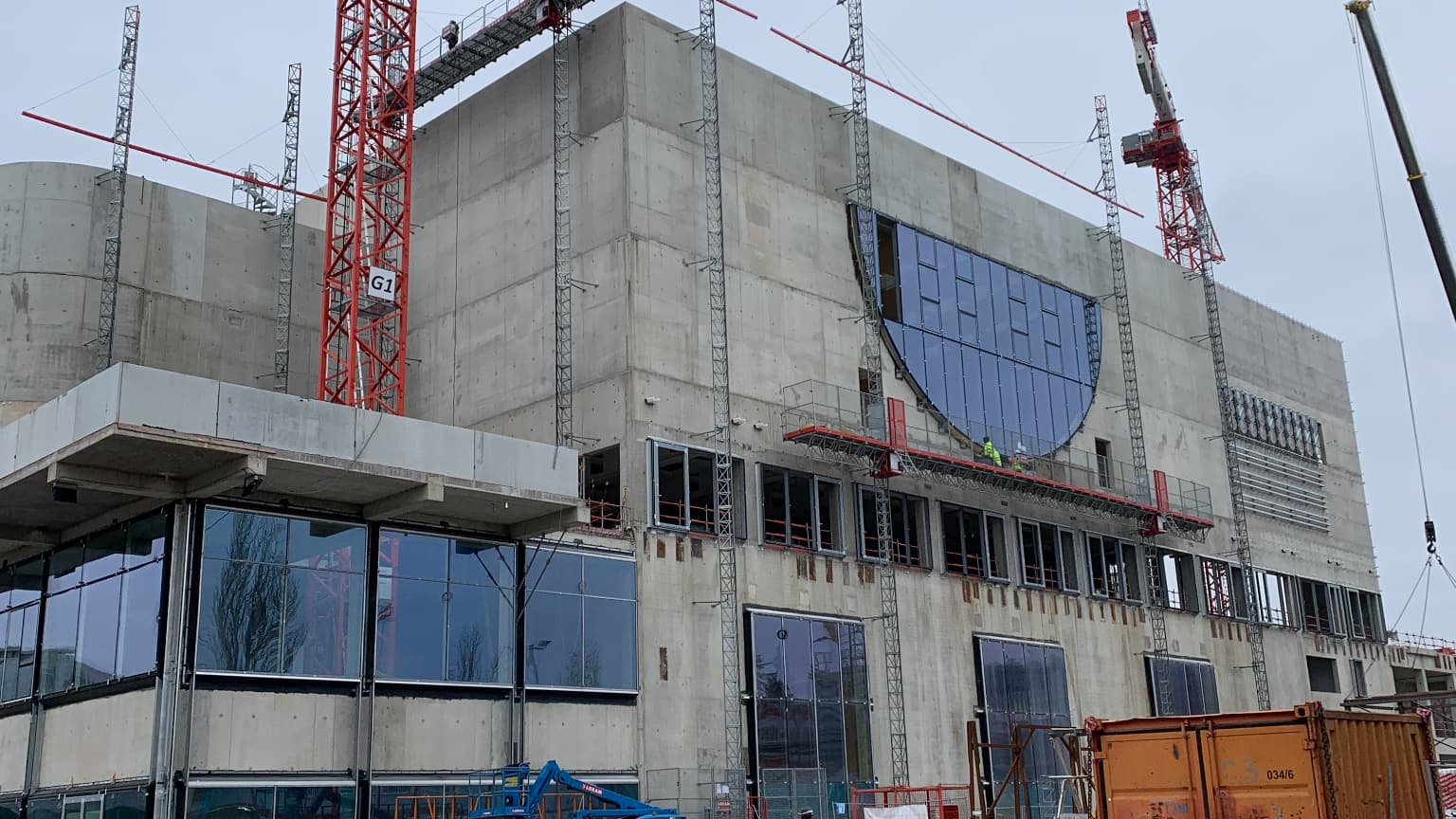 Dans le gymnase supérieur, éclairé par un vitrage en demi-lune, une tribune de 750 places est en cours d'installation. Dans le gymnase supérieur, éclairé par un vitrage en demi-lune, une tribune de 750 places est en cours d'installation.