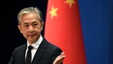 Le porte-parole du ministère chinois des affaires étrangères, Wang Wenbin, fait un geste lors d'une conférence de presse au ministère des affaires étrangères à Pékin, le 8 août 2022.
