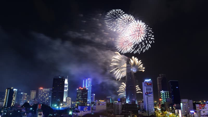 un feu d'artifice dans le ciel de la capitale vietnamienne Ho Chi Minh, lors du 40th anniversaire de la chute de Saïgon le 30 avril 2015.