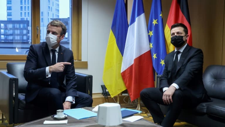 Le président français Emmanuel Macron rencontre son homologue ukrainien Volodymyr Zelensky à Bruxelles le 15 décembre 2021