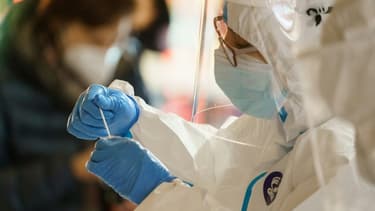 Un soignant effectue un test de dépistage anti-Covid en Espagne, le 3 février 2021