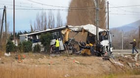 L'épave du bus scolaire percuté par un train au passage à niveau de Millas, le 15 décembre 2017