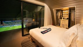 La vue imprenable qu'offre cette suite sur la pelouse du Parc des Princes, le terrain est visible depuis le lit