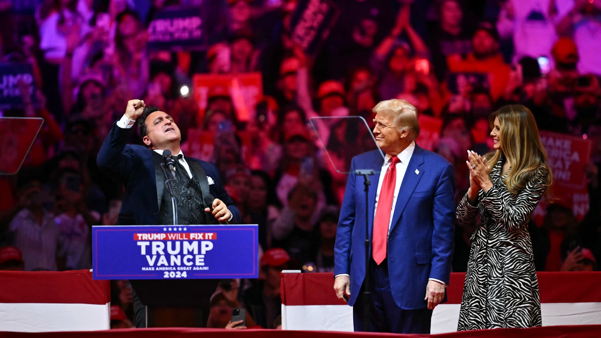 Le chanteur Christopher Macchio avec Donald et Melania Trump au Madison Square Garden le 27 octobre 2024. Le chanteur Christopher Macchio avec Donald et Melania Trump au Madison Square Garden le 27 octobre 2024.