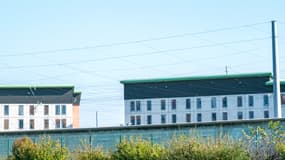 Des installations pour lutter contre le survol de drones à la prison de Valence, dans le département de la Drôme, le 30 octobre 2024. (Photo d'illustration)