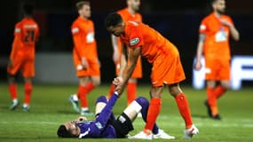 L'attaquant montpelliérain Gaëtan Laborde, réconforte un joueur canétois, après la victoire du club héraultais, 2-1 face au Canet-en-Roussillon, en quart de finale de la Coupe de France, le 20 avril 2021 au stade Gilbert Brutus à Perpignan