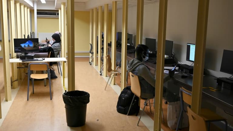 Des étudiants viennent suivre des cours en ligne dans une pièce mise à disposition à l'université d'Aix-Marseille, le 19 novembre 2020 (photo d'illustration)
