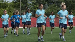Les Bleues à l'échauffement