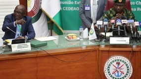 Le commissaire de la Communauté économique des Etats de l'Afrique de l'Ouest (Cédéao), chargé des Affaires politiques et de la Sécurité Abdel-Fatau Musah (G) et le chef d'état-major de la défense du Nigeria, le général Christopher Musa (D) face aux chefs d'état-major des pays de la Cédéao réunis à Abuja (Nigeriaà pour discuter de la crise politique au Niger, le 2 août 2023