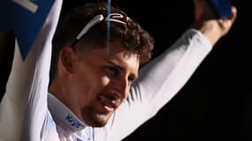 Le Français Kevin Vauquelin de la formation Arkéa B&B Hotels sur le Tour de France 2025 lors de la remise du maillot blanc après la 2e étape