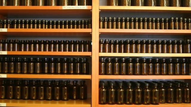 Les produits cosmétiques destinés aux femmes ne sont pas systématiquement plus chers que ceux des hommes.