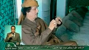 Images de la télévision libyenne montrant Mouammar Kadhafi, tournées lundi selon la chaîne officielle du régime. Le raid de l'Otan dans la nuit de dimanche à lundi sur la caserne qui abrite le quartier général du dirigeant libyen a fait trois morts mais l