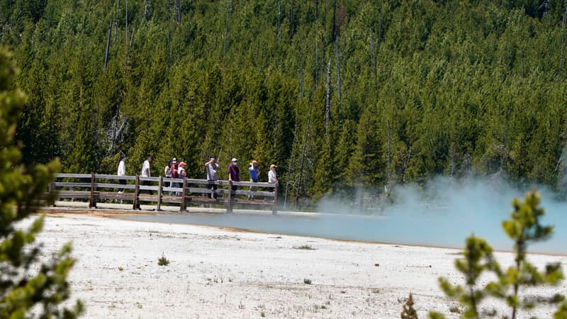 Des visiteurs au parc de Yellowstone, le 22 juin 2022