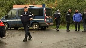 Enquêteurs sur la zone forestière d'Aydat, près de Clermont-Ferrand, ce jeudi.