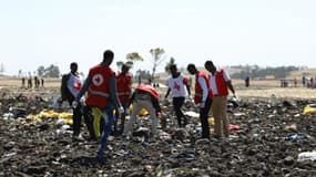 Des membres de la Croix rouge sur les lieux du crash