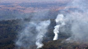 De la fumée des feux de brousse s'élève dans le ciel australien, dans la région des Nouvelles Galles du Sud, le 15 janvier 2020