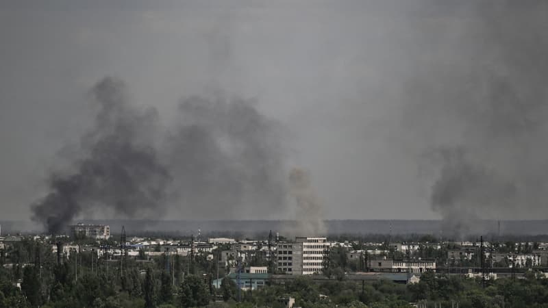 Fumée au-dessus de la ville de Severodonetsk le 26 mai 2022