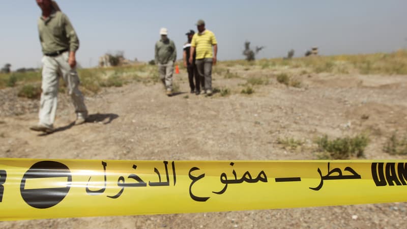 Des employés d'une ONG irakienne visitent le site du massacre de Tikrit, auquel Ahmed H. est soupçonné d'avoir participé, le 9 avril 2015 en Irak.
