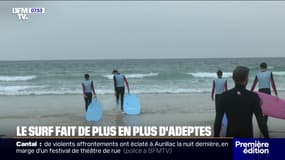 Ludique et convivial, le surf séduit de nombreux vacanciers 