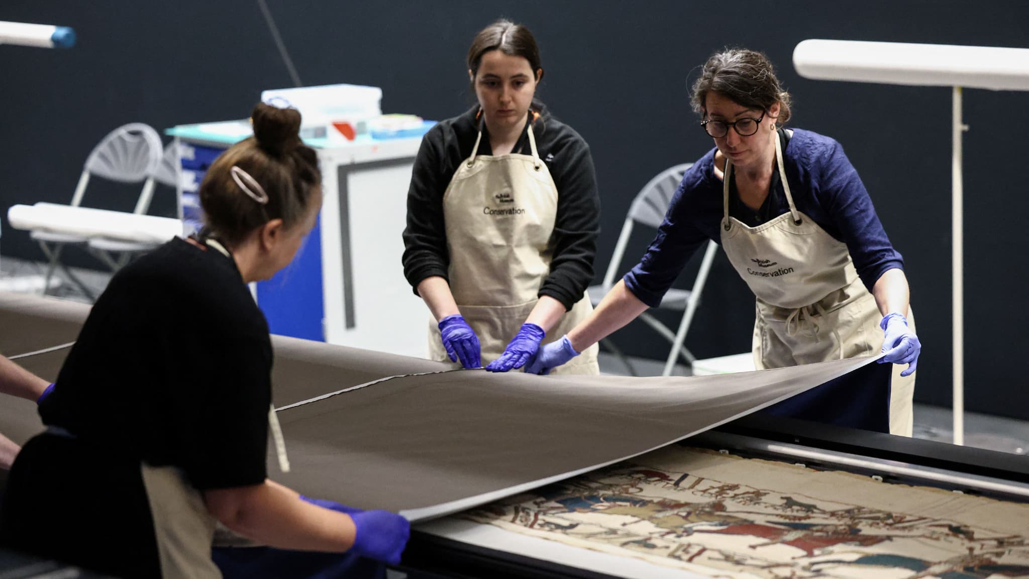 Le personnel du British Museum prépare la présentation de la Tapisserie de Bayeux à la presse le 17 juillet 2026, une semaine après l'arrivée de cette œuvre d'art du XIe siècle, illustrant la conquête normande de l'Angleterre en 1066, en provenance de France, avant sa première exposition au Royaume-Uni en septembre.
