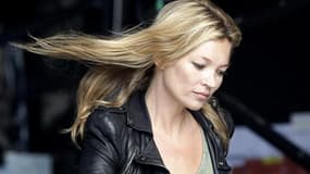 Le top-model britannique Kate Moss a épousé le rocker Jamie Hince, vendredi, dans une petite église de la campagne anglaise. /Photo prise le 25 juin 2011/REUTERS/Cathal McNaughton