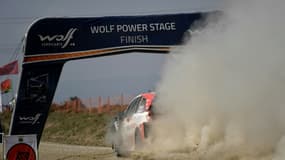 Le Français Sébastien Ogier franchit en vainqueur la ligne d'arrivée du Safari Rallye du Kenya le 27 juin 2021 à Naivasha