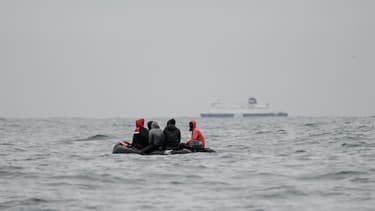 Des migrants tentent la traversée de la Manche le 27 août 2020