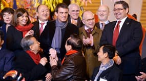 Manuel Valls lors des festivités du Nouvel an chinois, en compagnie notamment de la maire de Paris Anne Hidalgo et du ministre de l'Intérieur Bernard Cazeneuve