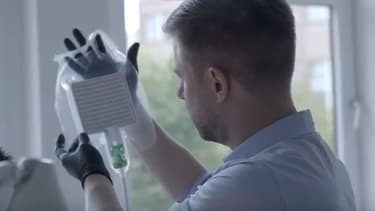 Le dispositif de Coldplasmatech est un morceau de silicone de la taille d'un gros pansement qui diffuse du plasma froid sur la plaie.