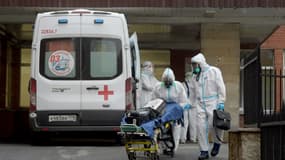 Des soignants devant l'hôpital Pokrovskaya de Saint-Pétersbourg, le 5 octobre 2020 (Photo d'illustration)