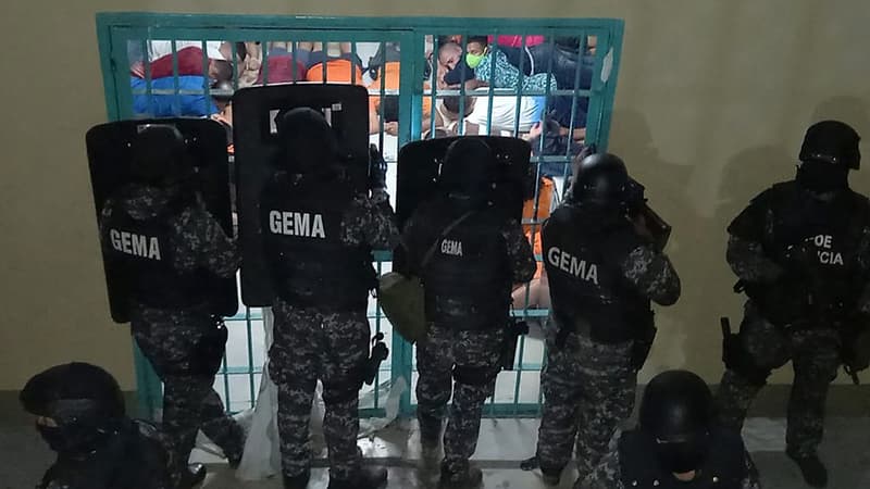 Le police équatorienne procède à une opération dans la prison de Guayas, à Guayaquil, jeudi 30 septembre 2021.