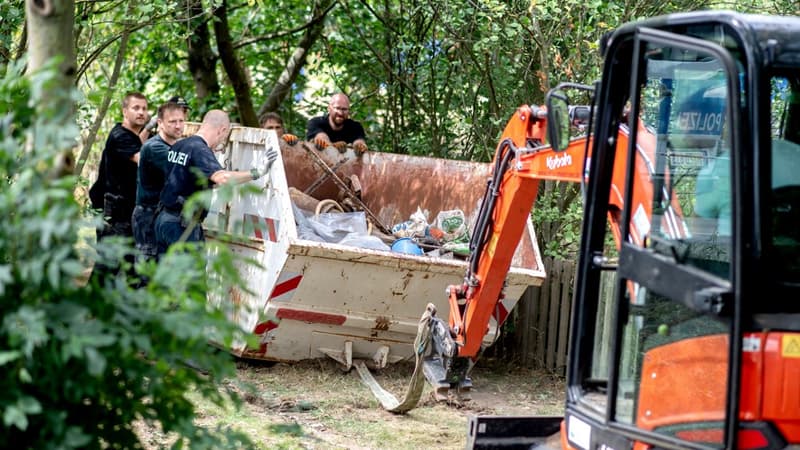 La police allemande en train de rechercher dans un jardin au nord d'Hanovre le 29 juillet 2020.