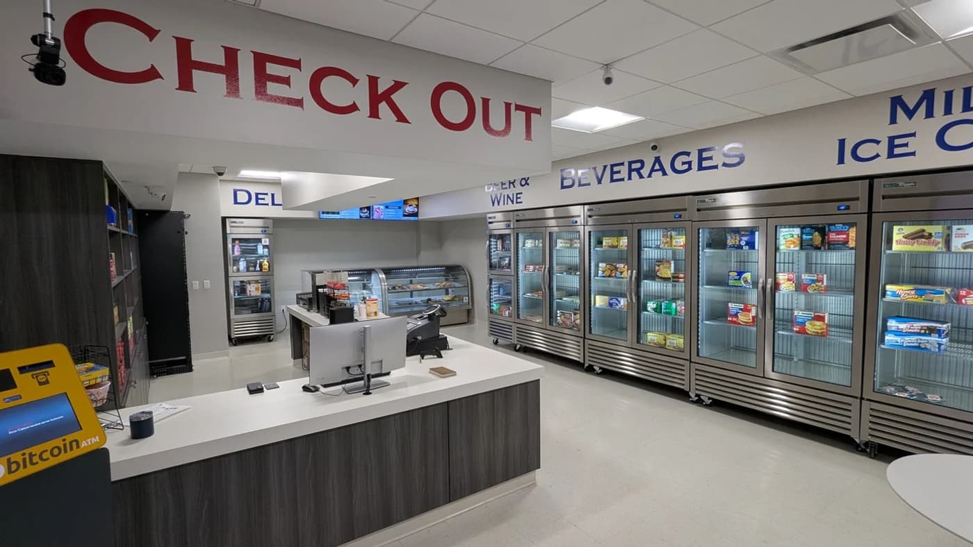 Les installations de KCR comprennent une station-service et un marché Les installations de KCR comprennent une station-service et un marché