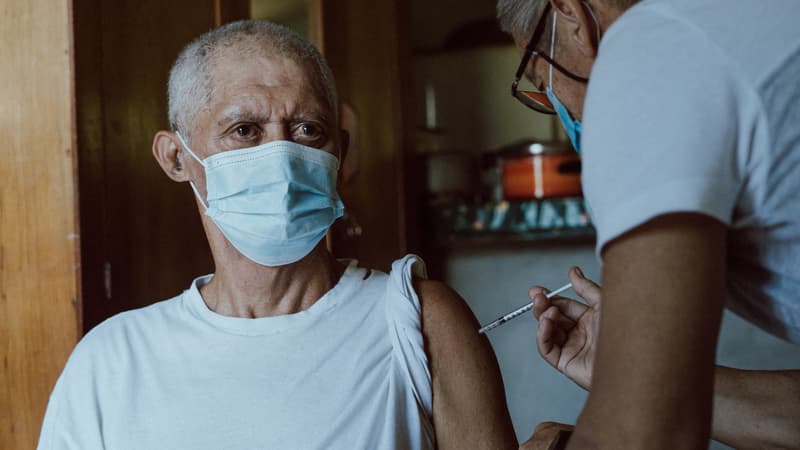 Un homme reçoit une dose de vaccin contre le Covid-19 à Hitiaa, sur l'île de Tahiti le 8 septembre dernier. (PHOTO D'ILLUSTRATION)