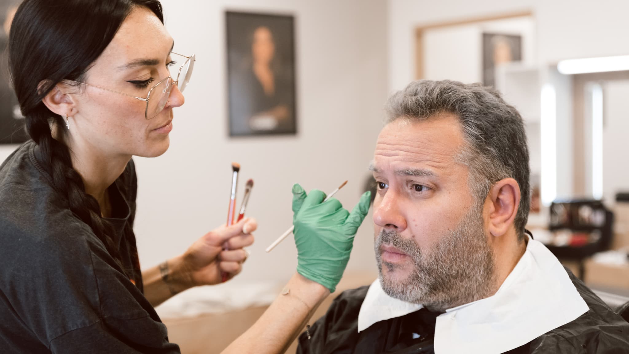 Bruce Toussaint en train de se faire maquiller pour le tournage de "2050: ouvrons les yeux", l'émission d'anticipation de BFMTV.