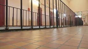 Dans les prisons françaises, les femmes détenues seraient moins bien traitées que les hommes.