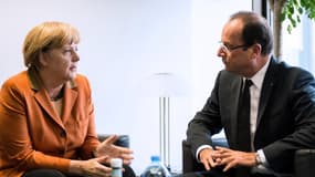 Angela Merkel et François Hollande s'entretiennent en marge du sommet européen, le 18 octobre 2012