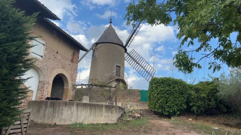 Beaujolais: un moulin à vent, classé monument historique, frappé par la foudre à Romanèche-Thorins
