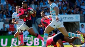 Waisale Nayacalevu (Stade Français) transperce la défense du Racing